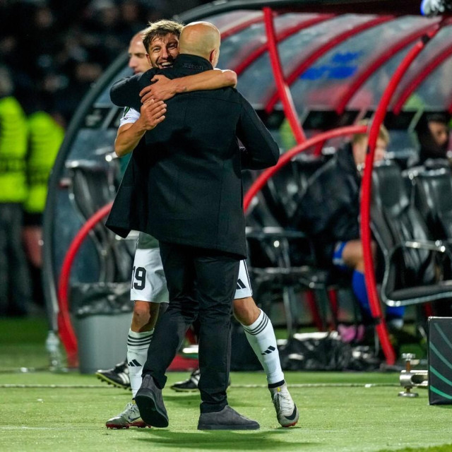 Sandro Perković u zagrljaju, ostvario je iznenađujuću pobjedu protiv AZ-a