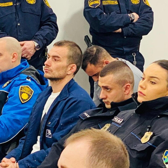 Huligani na Općinskom sudu u Tuzli