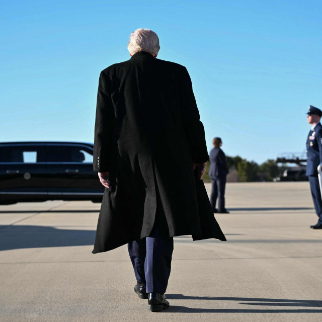 Donald Trump hoda prema Air Force Oneu