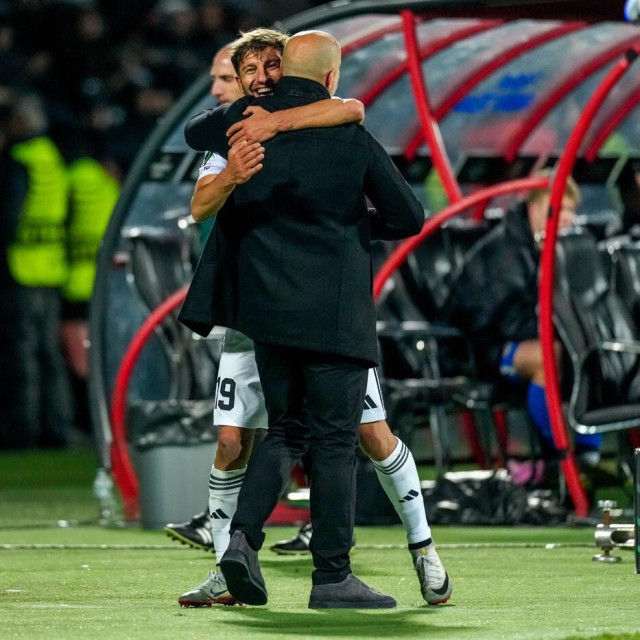 Hrvatski trener Noaha, Sandro Perković, u zagrljaju s 35-godišnjim Hovhanesom Hambardzumjanom, strijelcem za pobjedu protiv AZ Alkmaara u Erevanu