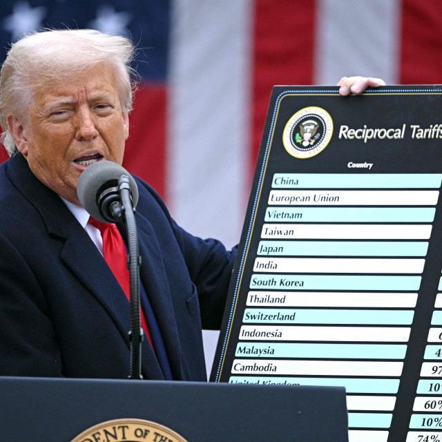 Donald Trump pri predstavljanju carina 2. travnja prošle godine