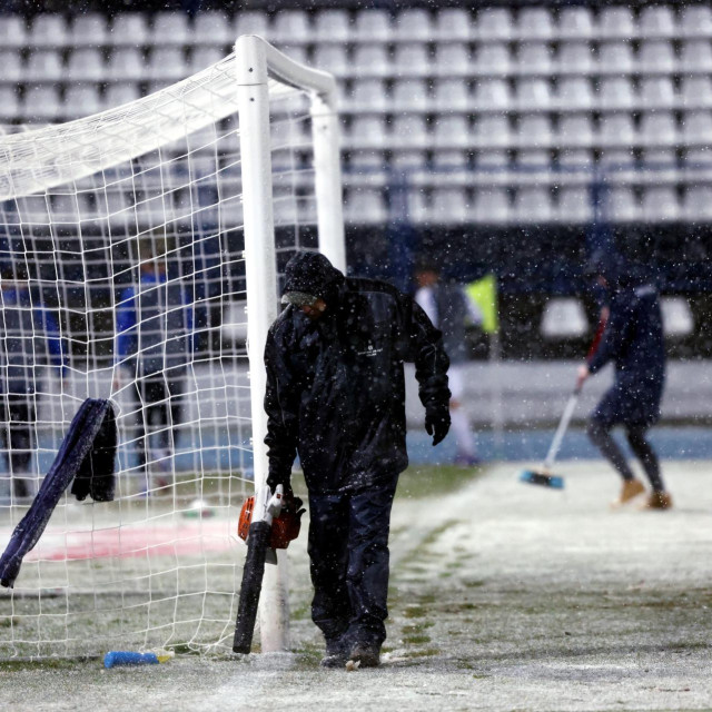 Utakmica između Vukovara i Slavena prekinuta zbog čišćenja snijega