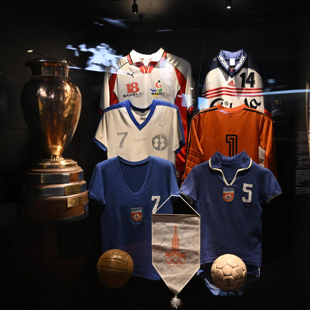 Dresovi rukometnih zvijezda - (prvi red) Hrvoje Horvat, broj 7 s finala OI u Münchenu 1972. i Kaja Ileš, broj 5 s finala OI u Moskvi 1980.; (srednji red) Hrvoje Horvat broj 7 s oproštajne utakmice i Ana Titlić; (gornji red) Snježana Petika broj 14 ŽRK Podravka i majica pokojnog Zlatka Saračevića, RK Zagreb