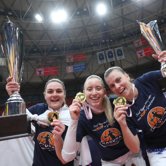 Carmen Miloglav, Iva Strilić i Iva Todorić s trofejom KUpa Ružica Meglaj-Rimac