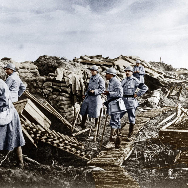 Francuski vojni kuriri stižu na poprište bitke za Verdun 1916. Fotografija je digitalno kolorizirana