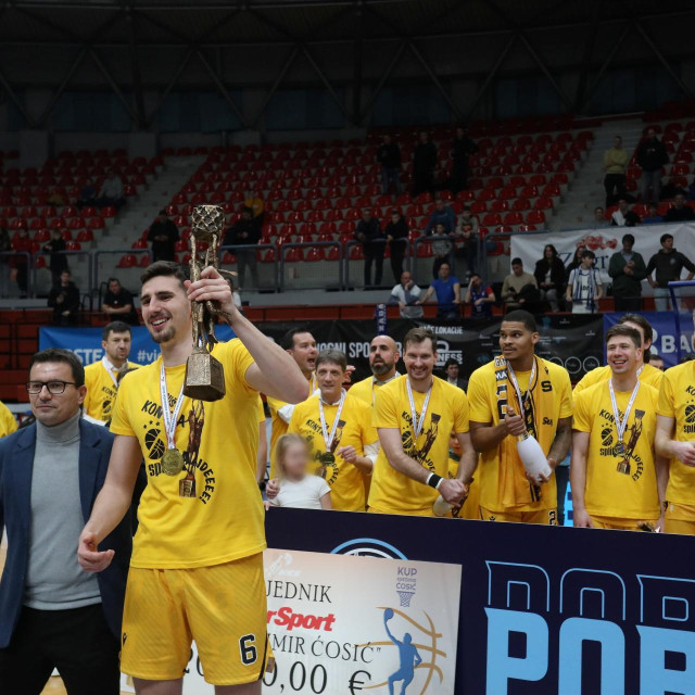 Kapetan splitskih Žutih Ivan Perasović s trofejom Kupa Krešimir Ćosić