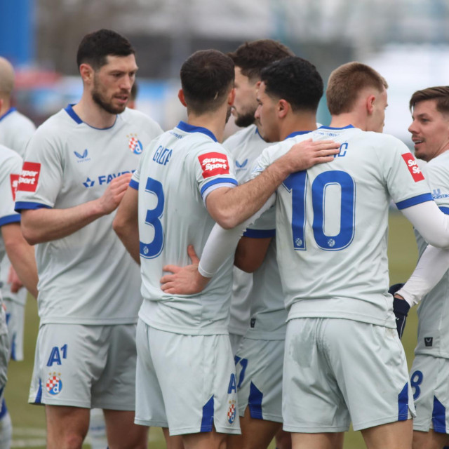 Nogometaši Dinama u proslavi pogotka