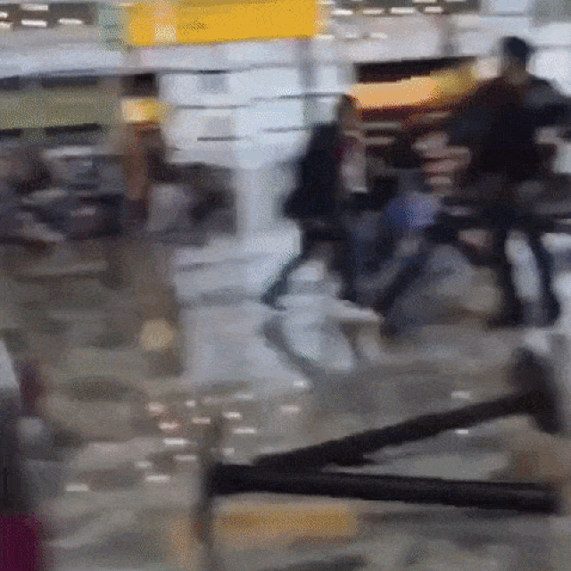 Panika na aerodromu u Guadalajari nakon što se proširila vijest da su na terminal upali pripadnici narkokartela Jalisco. Iz zračne luke to su naknadno demantirali