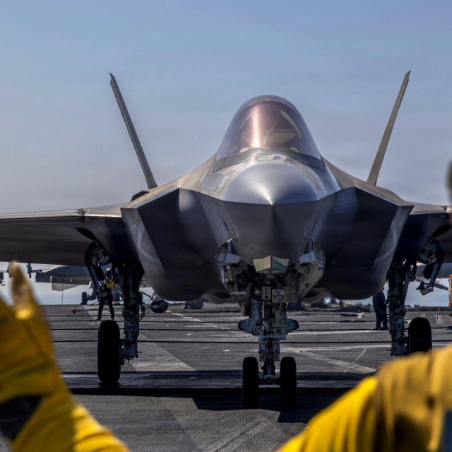 Nosač zrakoplova USS Abraham Lincoln  u blizini Irana