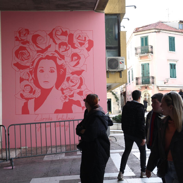 Split, 220226.
Mural na zgradi splitskog HNK posvecen Zdravki Krstulovic, pokojnoj glumici antologijskih televizijskih emisija.