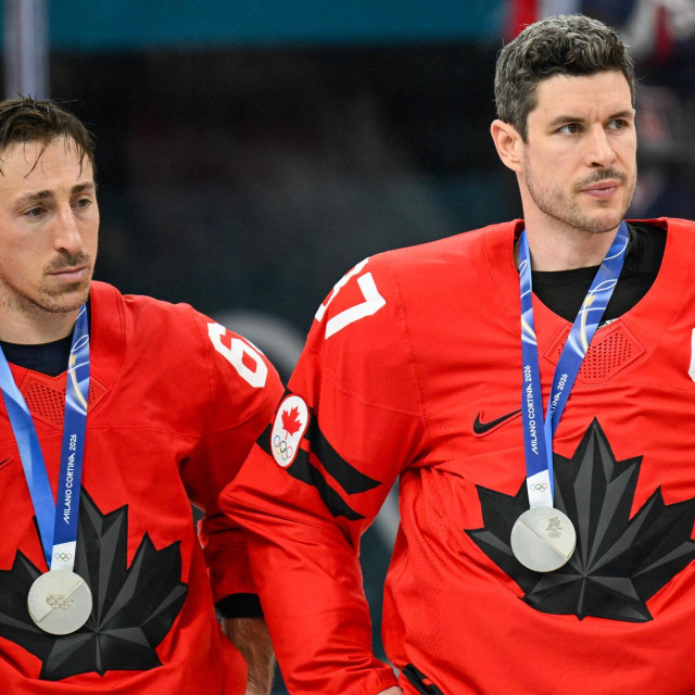 Izrazi lica sve govore - Brad Marchand i kanadski kapetan Sidney Crosby, koji zbog ozljede nije mogao igrati u finalu