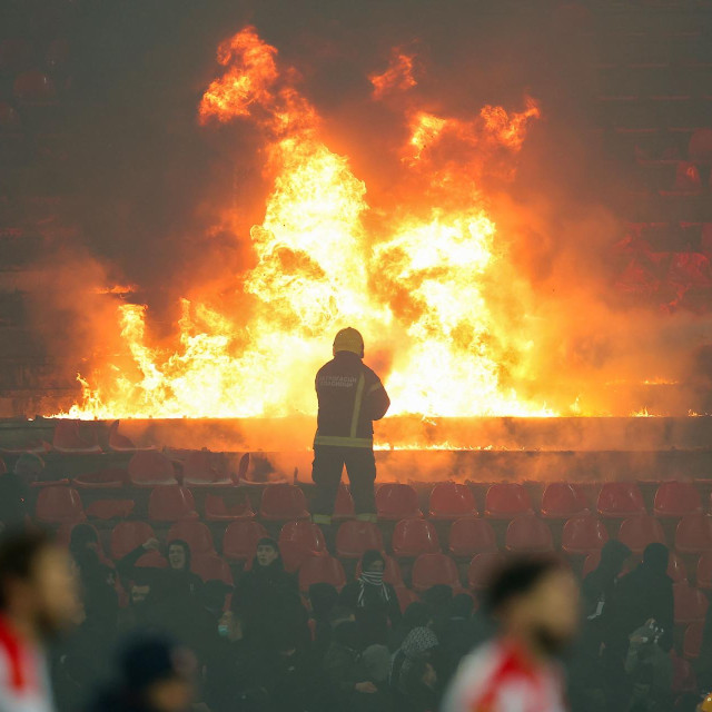 Grobari su se popeli na krov stadiona Marakana i zapalili transparent o Tuđmanu
