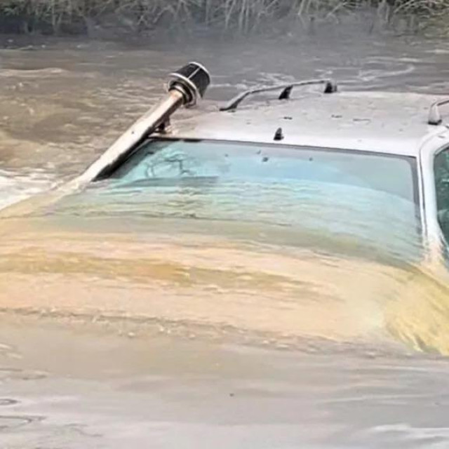 Peugeot 405 u poplavi