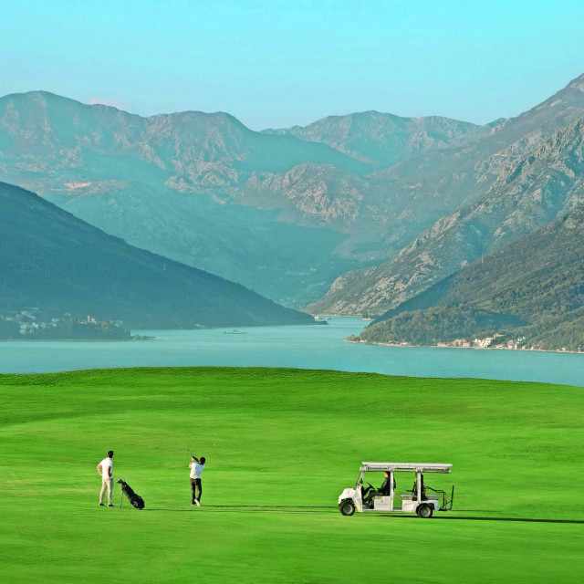 Zahvaljujući uzdignutoj poziciji terena između Bokokotorskog zaljeva i Jadranskog mora, ovaj golf-teren bit će jedan od rijetkih na svijetu s pogledom na more sa svake rupe