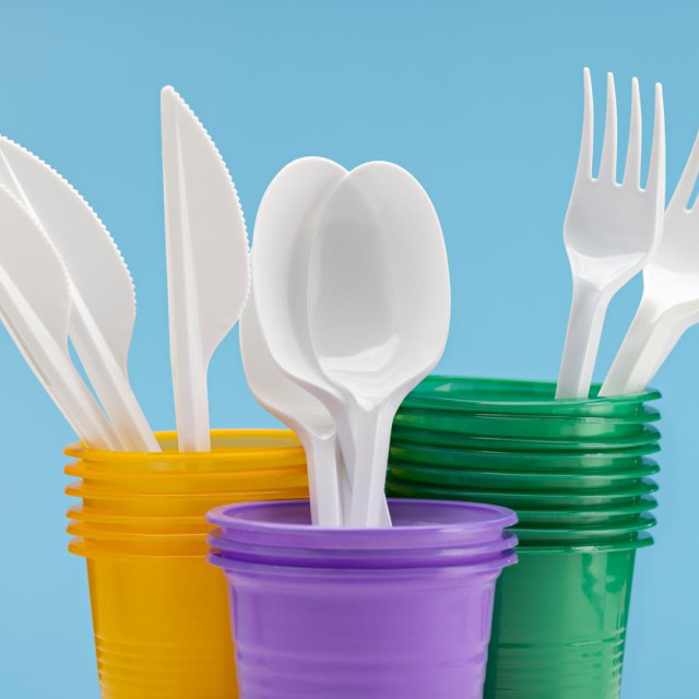 Plastične boce za vodu posebno mogu zadržavati bakterije, što ih s vremenom čini nesigurnima za daljnje korištenje