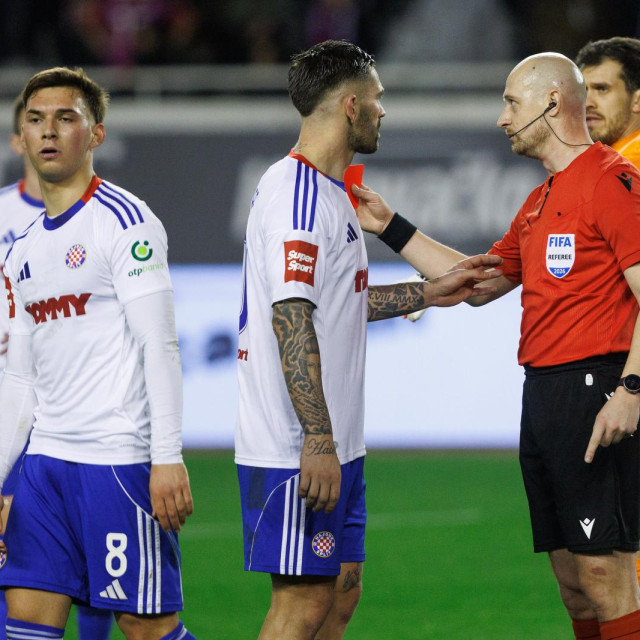 Niko Sigur napušta teren, a Marko Livaja je u razgovoru s glavnim sucem Belom
