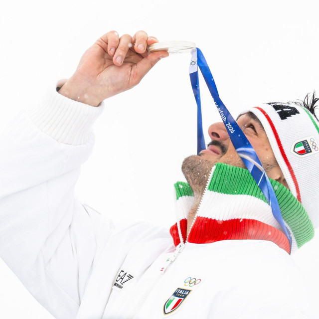 Federico Tomasoni diže medalju iz zrak