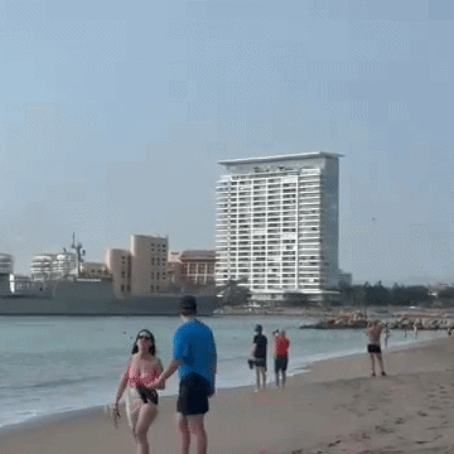 Vojni brod u Puerto Vallarti