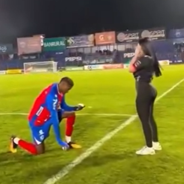 Zaručili se pred punim stadionom pa nakon tri dana objavili raskid veze