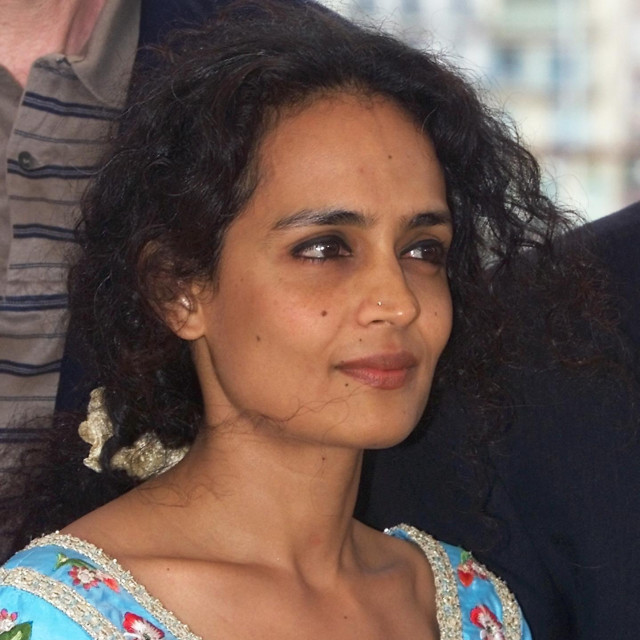 Arundhati Roy. Knjigu ‘Moje utočište i moja oluja‘ u Hrvatskoj je izdao nakladnik Stilus. Zaradila je silne novce svojom knjigom, većinu je podijelila