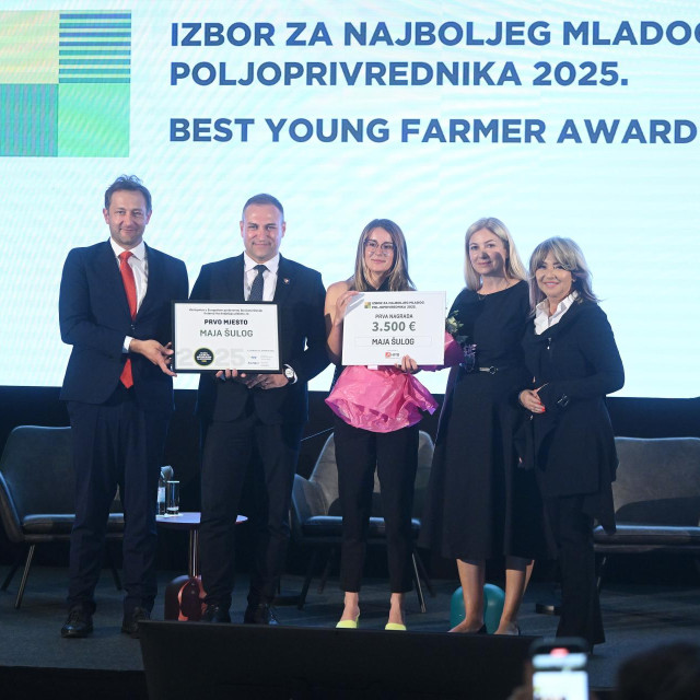 Dodjela nagrade prošlogodišnjoj pobjednici Maji Šulog 