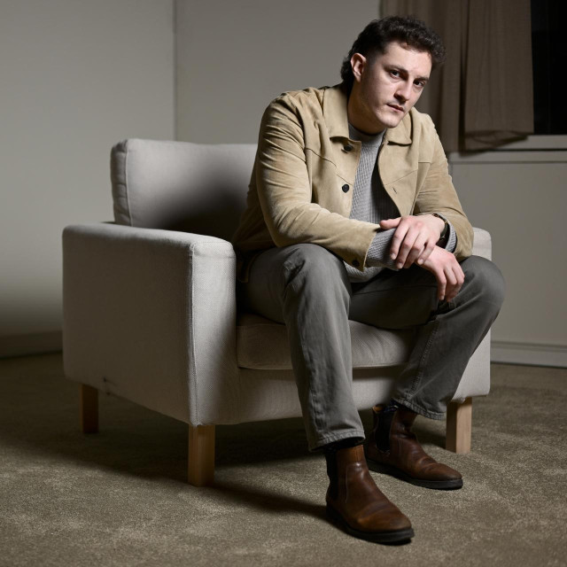 „Obožavam biti fizički aktivan. Trening, konkretno u teretani prije probe, me sjajno zagrije i razbudi. Daje mi disciplinu, osjećaj postignuća, a dobro je za pročistiti um”, govori