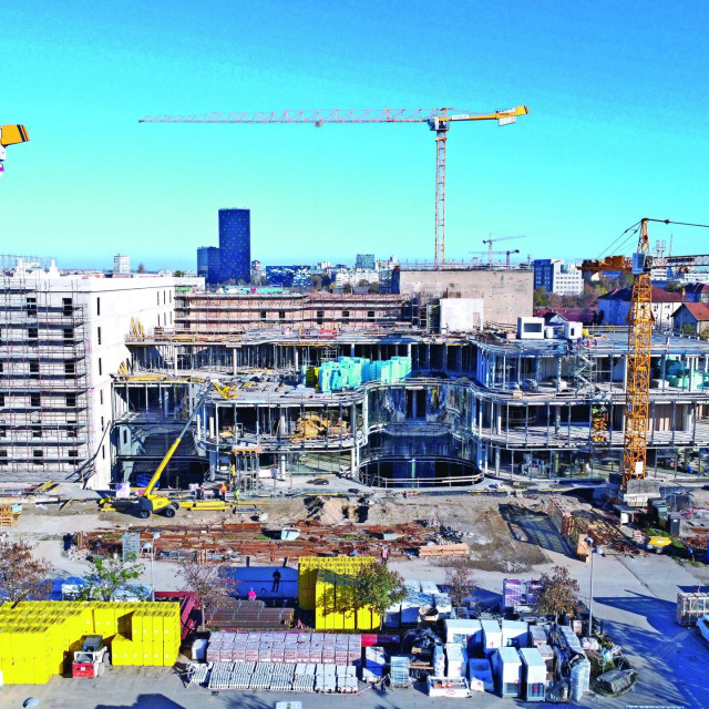 Kamgrad radi na obnovi i prenamjeni Paromlina, budućeg društveno-kulturnog centra s knjižnicom. Takvi zahvati kombiniraju očuvanje postojećih struktura, suvremenu dogradnju i zahtjevnu gradnju u gustom urbanom tkivu, gdje je logistika složena kao i gradnja