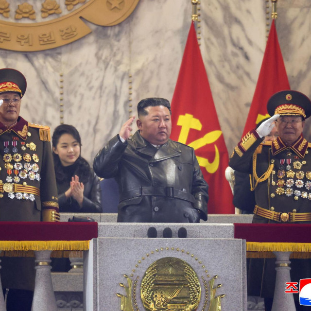Sjevernokorejski vođa Kim Jong Un prisustvovao je u srijedu, 25. veljače 2026. godine, vojnoj paradi na Trgu Kim Il Sunga u Pjongjangu povodom 9. kongresa Radničke partije Koreje