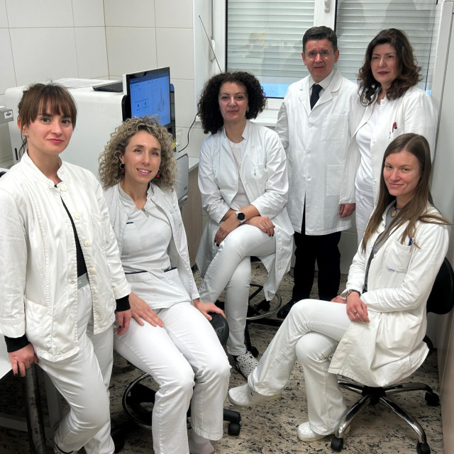 Tim koji je uveo novu tehnologiju: Mirta Sušec, mag.biol.exp, dr.sc. Maja Oroz,mag.biol.mol., dr.sc. Ana Mustapić,mag.biol.mol., prof.dr.sc. Edvard Galić, prim.dr.med., ravnatelj Kliničke bolnice ”Sveti Duh”, prof.dr.sc. Feodora Stipoljev,mag.biol.mol. voditeljica Odjela za laboratorijsku citogenetiku, Nives Marčina,mag.biol.exp.