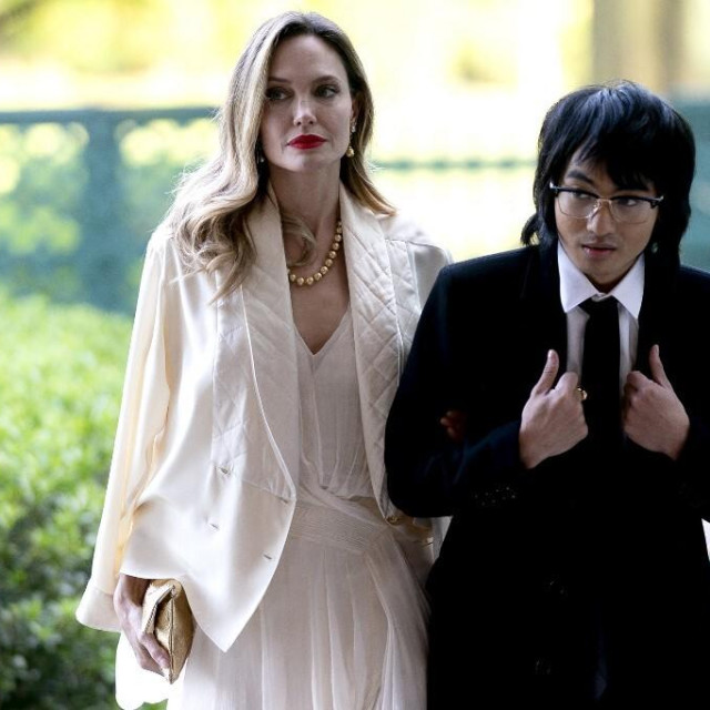 Angelina Jolie i sin Maddox