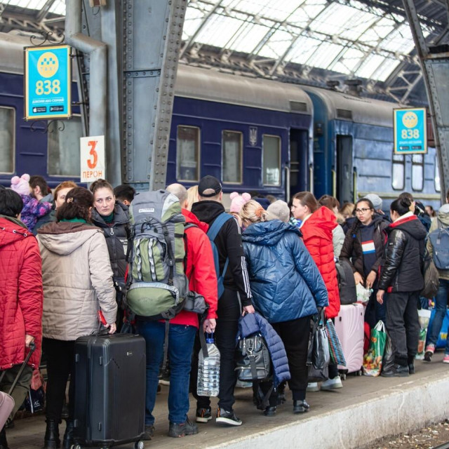 Ukrajinske izbjeglice na željezničkom kolodvoru u Lavovu čekaju vlak za bijeg