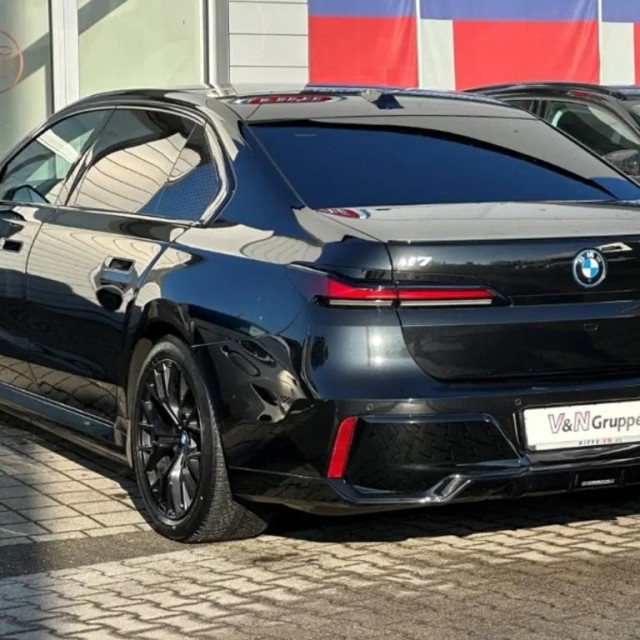 BMW i7