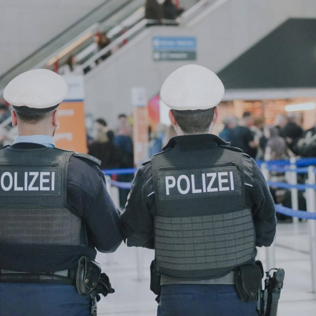 Policija na aeredromu u Stuttgartu