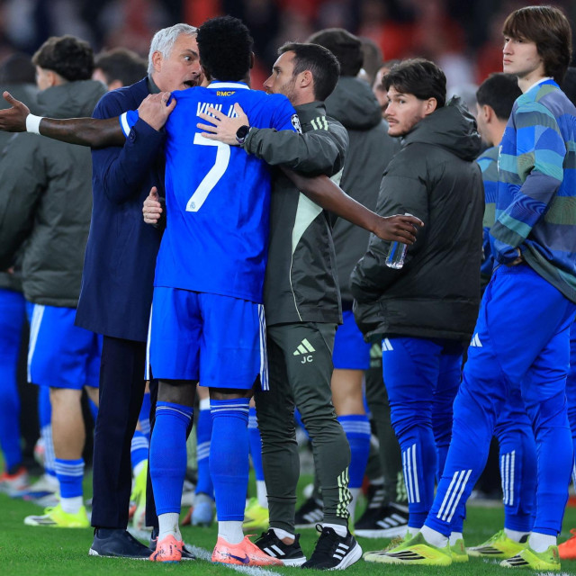 Vinicius Junior i Jose Mourinho u razgovoru tijekom prve utakmice između Benfice i Real Madrida