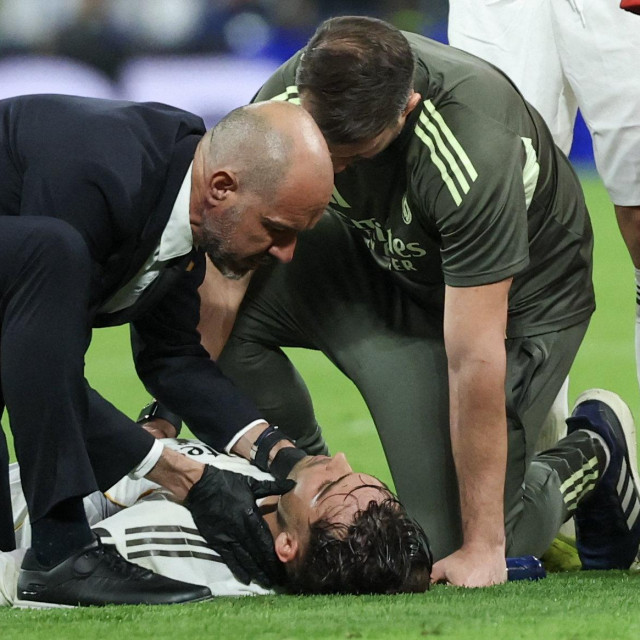Raul Asencio prima pomoć od liječnika nakon teškog pada tijekom utakmice njegovog Reala protiv Benfice