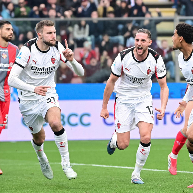Strahinja Pavlović slavi gol za 0:1 sa suigračima
