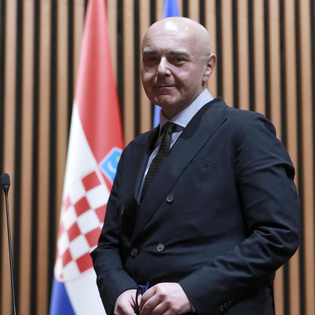 Ministar rada, mirovinskog sustava, obitelji i socijalne politike Alen Ružić
 
