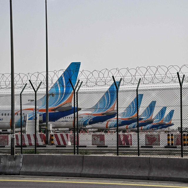 Zrakoplovi FlyDubaija parkirani na pisti međunarodne zračne luke Dubai dok Iran uzvraća udarac