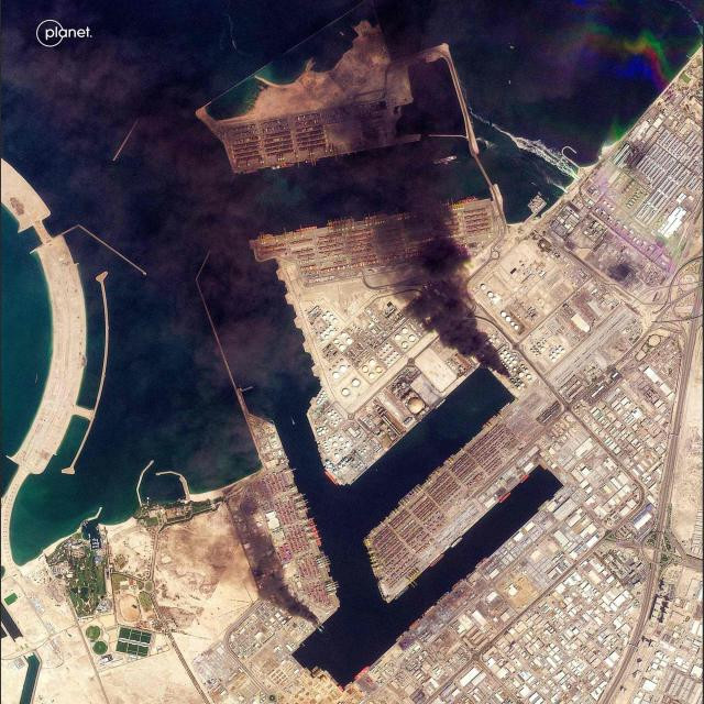 Oblaci dima iznad luke Jebel Ali  u Dubaiju snimljeni nakon iranskog napada i ranije
