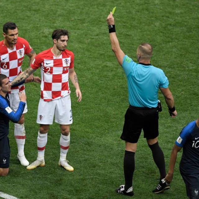 Argentinski sudac Nestor Pitana daje žuti karton Šimi Vrsaljku u finalu SP-a 2018. između Hrvatske i Francuske