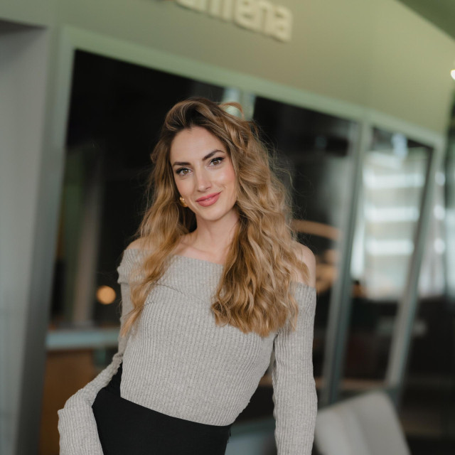 Manuela već dugi niz godina radi na radiju Antena Zagreb preko tjedna se rano budi pa tako i vikendom