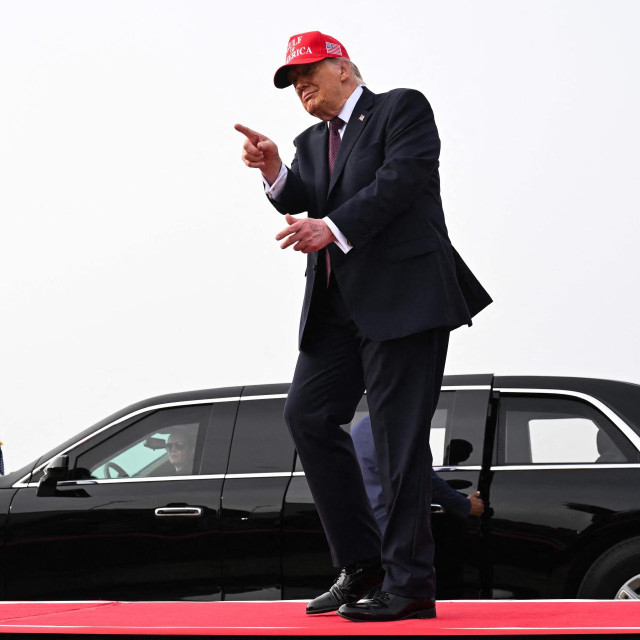 Donald Trump pleše tijekom svog obraćanja krajem veljače