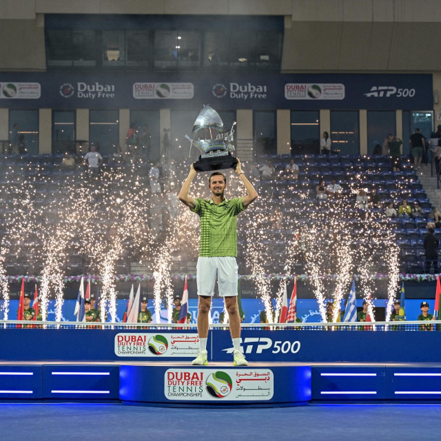 Daniil Medvedev nije se morao uznojiti u nedjeljnom finalu u Dubaiju, a tribine su bile prilično puste jer je tenis bio u drugom planu zbog ostalih zbivanja