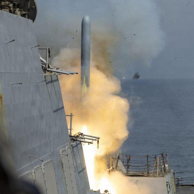 USS Delbert D. Black, razarač klase Arleigh Burke, lansira projektil Tomahawk