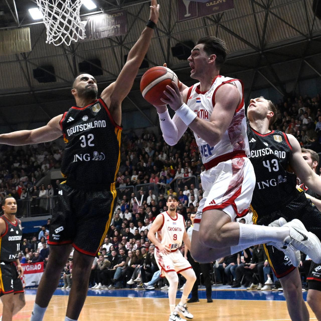 Mario Hezonja napada koš pored svjetskog i europskog prvaka Johannesa Thiemanna