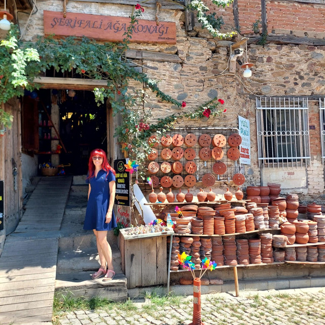 Maja Kuzmanoivć ispred kuće u kojoj je radionica keramike