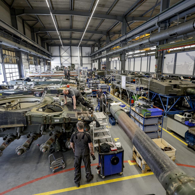 Rheinmetall proizvodi ključne komponente, ponajviše 120-milimetarski top i streljivo, te sudjeluje u modernizacijama.