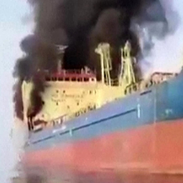 Tanker Skylight gori 1. ožujka nakon što je pogođen nedaleko omanske obale