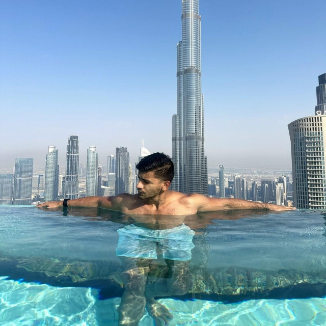 Influencer u Dubaiju (ilustracija)