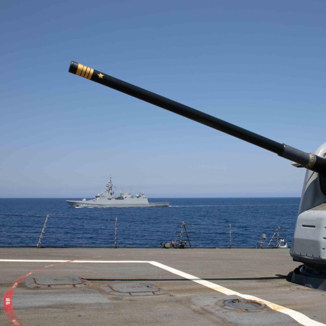 USS Arleigh Burk i saudijska korveta Al Diriyah (klasa Avante) u pozadini